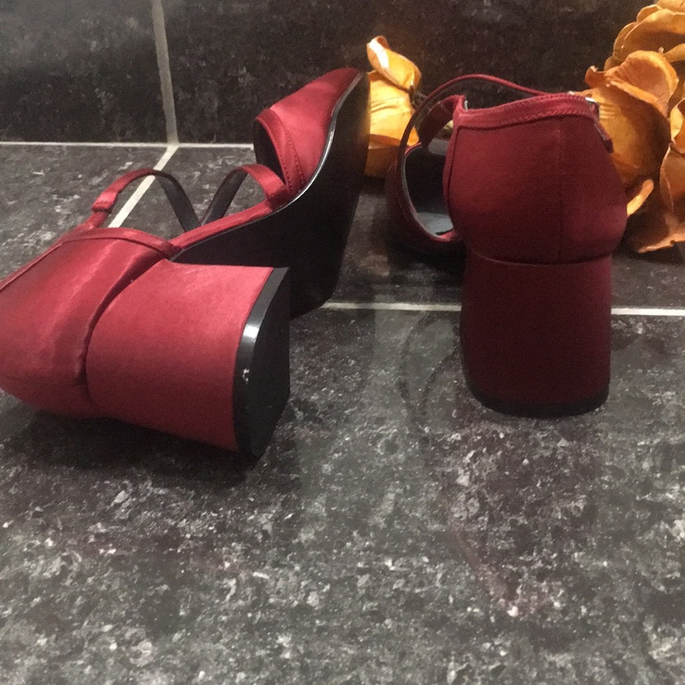 🛍👠Unlisted Maroon Block Heeled Shoes - Picture 2 of 2